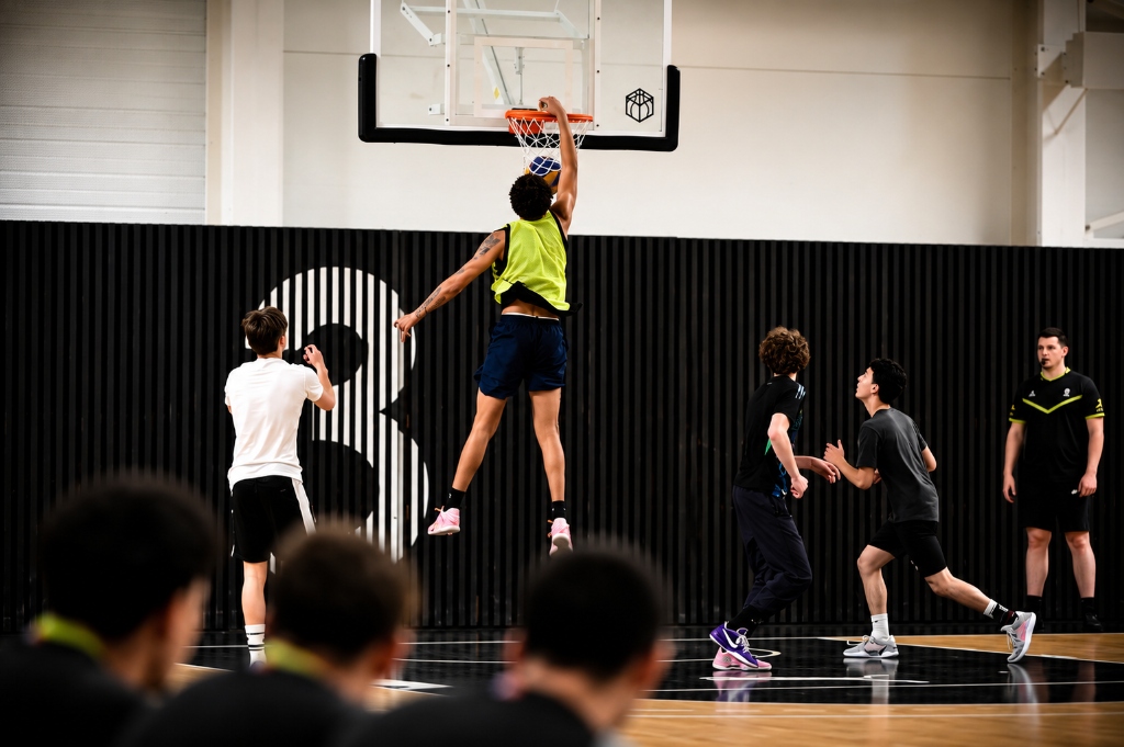 Dunk spectaculaire en plein match lors d'un tournoi de basket 3x3 La Passe D